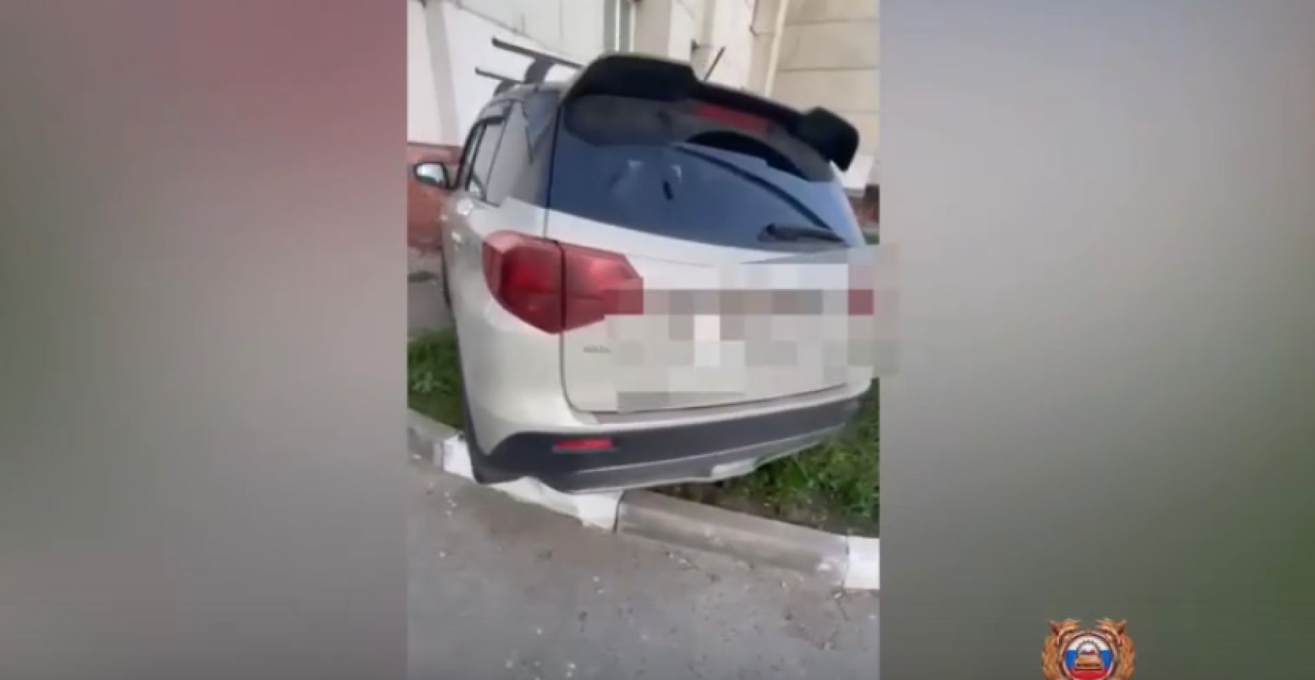 В Белгороде машина сбила мальчика и залетела на газон