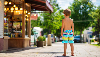 Потерявшегося 3-летнего малыша в одних трусах нашли у воронежского магазина