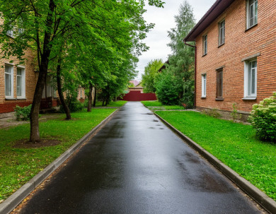 «Пришлось менять колёса!» На неприятный сюрприз во дворе пожаловались воронежцы