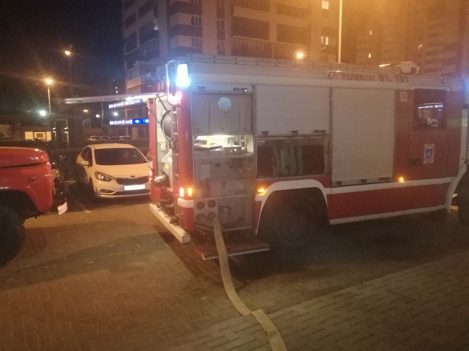 Жильцов эвакуировали из загоревшейся ночью многоэтажки в Воронеже