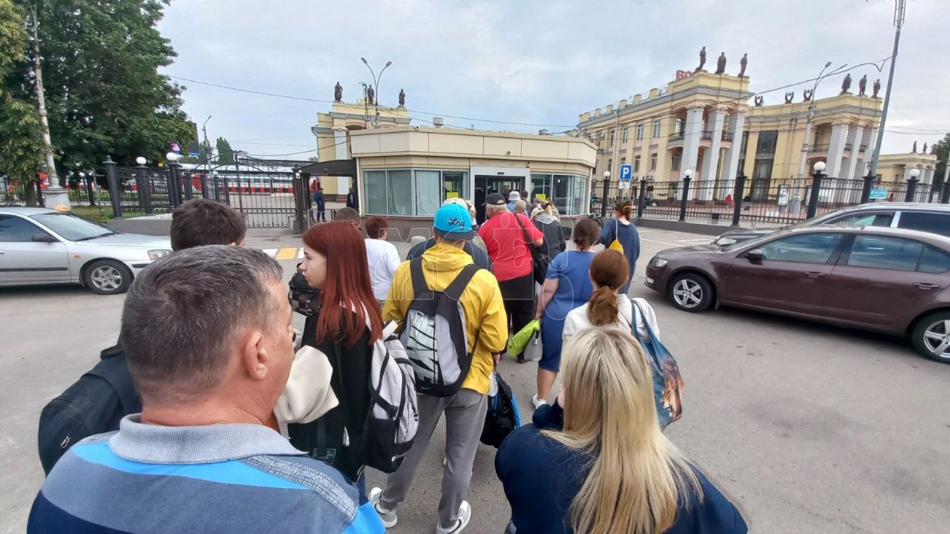 Огромную очередь заметили у воронежского вокзала