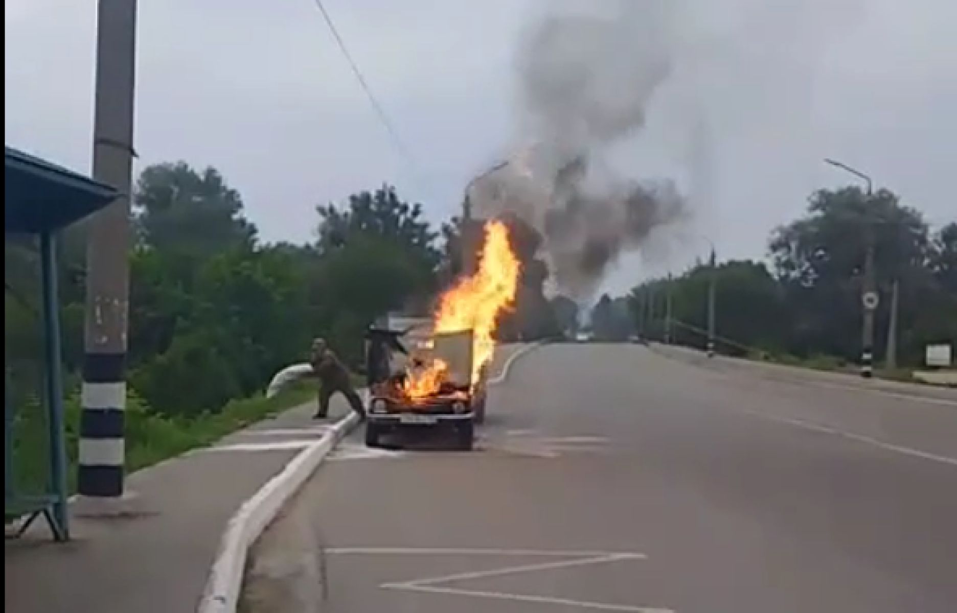 Объятый пламенем внедорожник попал на видео в Воронежской области