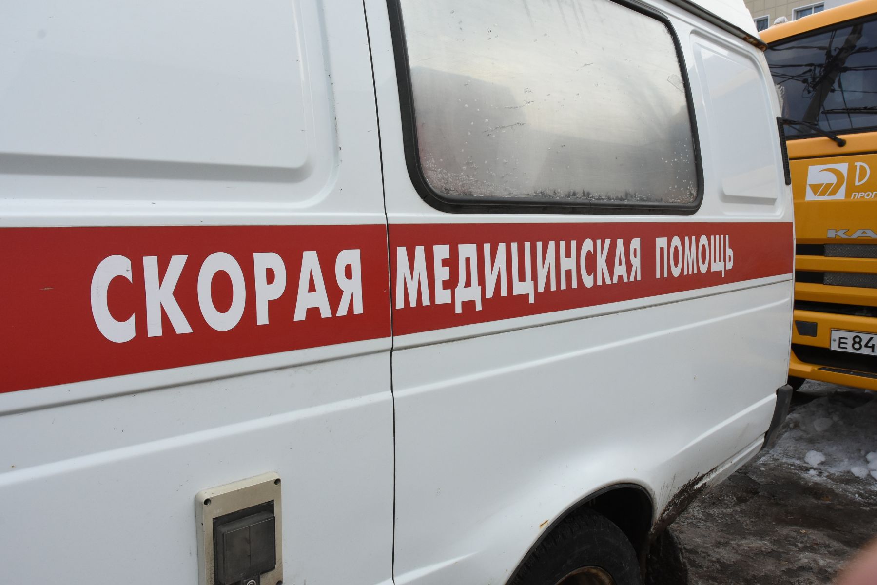 Дрон атаковал курянку, доившую корову