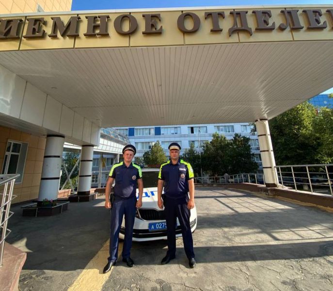 В Белгороде полицейские помогли водителю отвезти в роддом беременную женщину