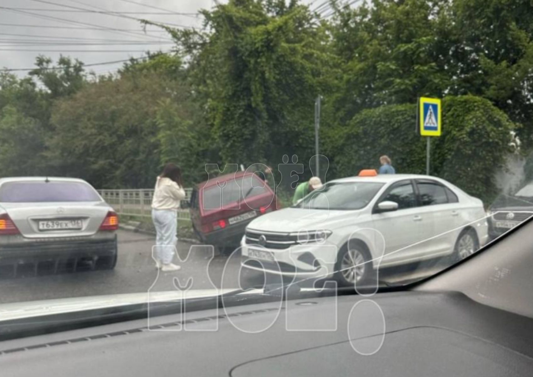 Легковушка столкнулась с Mercedes и снесла дорожный знак в Воронеже