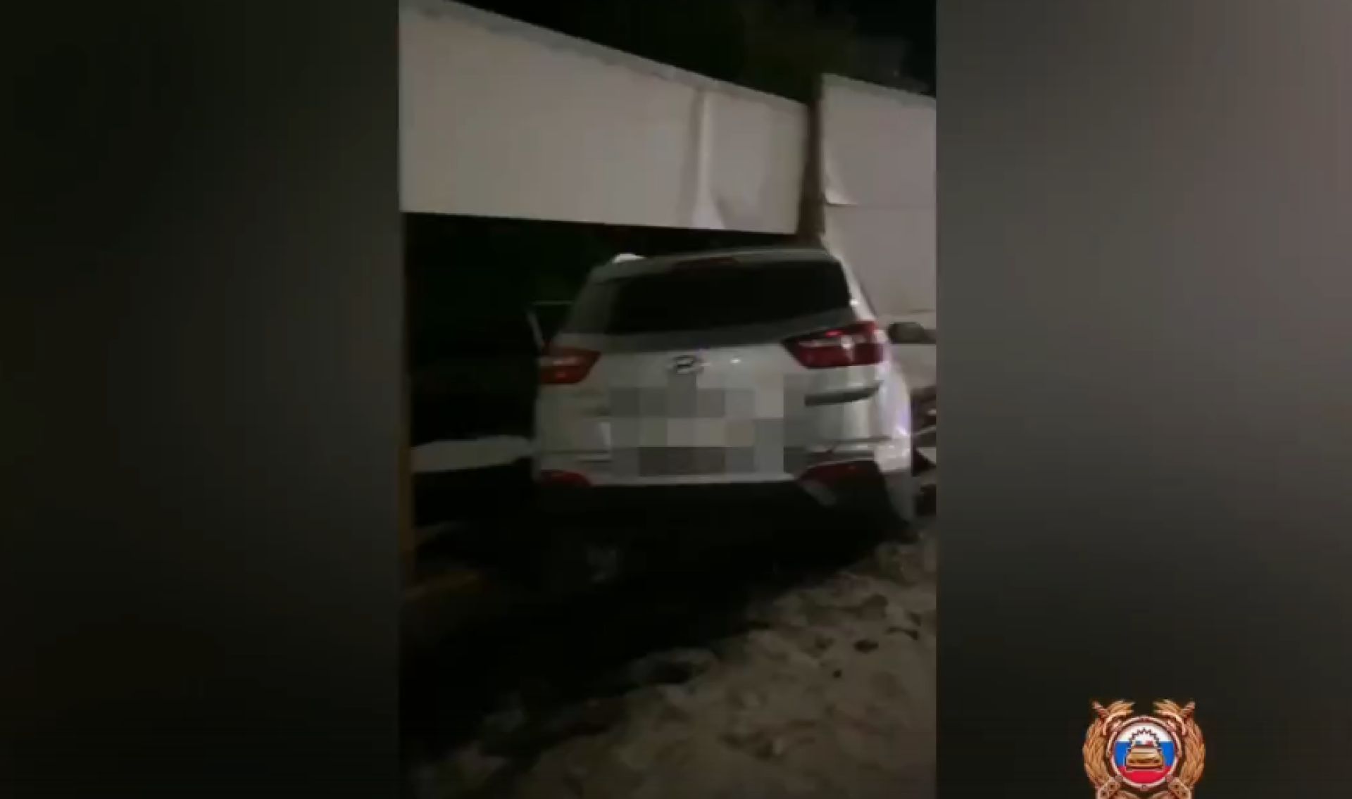 В Белгородской области легковушка пробила шумоизоляционный забор на трассе