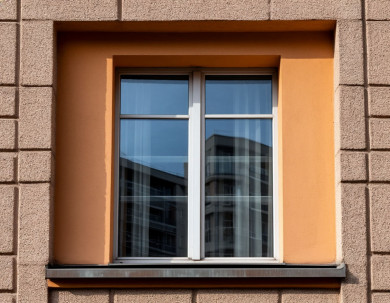 Девушка выпала из окна дома в Воронежской области