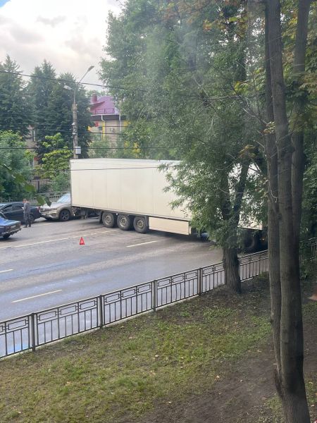 Фура перегородила дорогу в Воронеже из-за ДТП — образовалась пробка