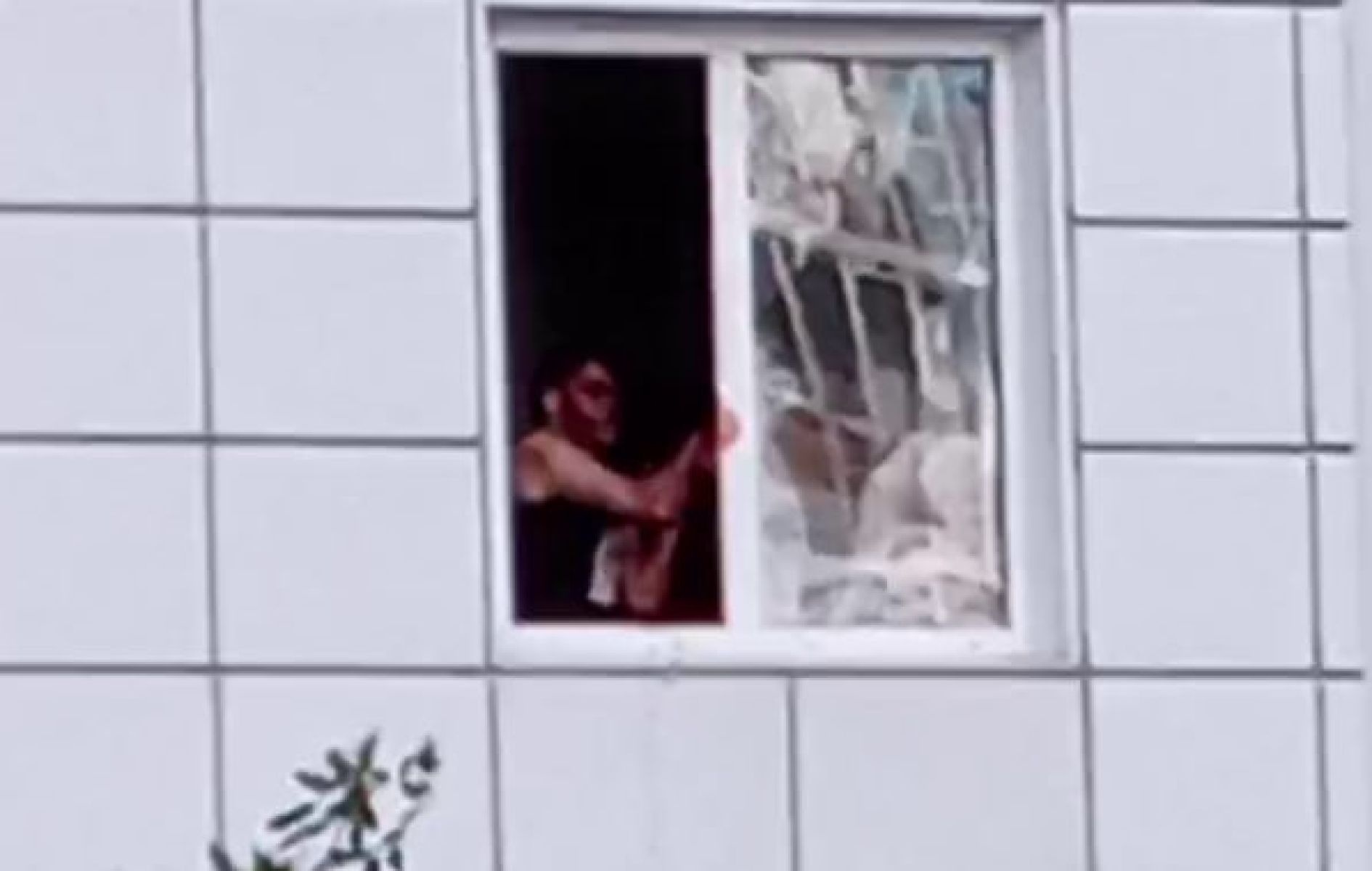 Окровавленный мужчина устроил погром в&nbsp;воронежском ЖК (ВИДЕО)