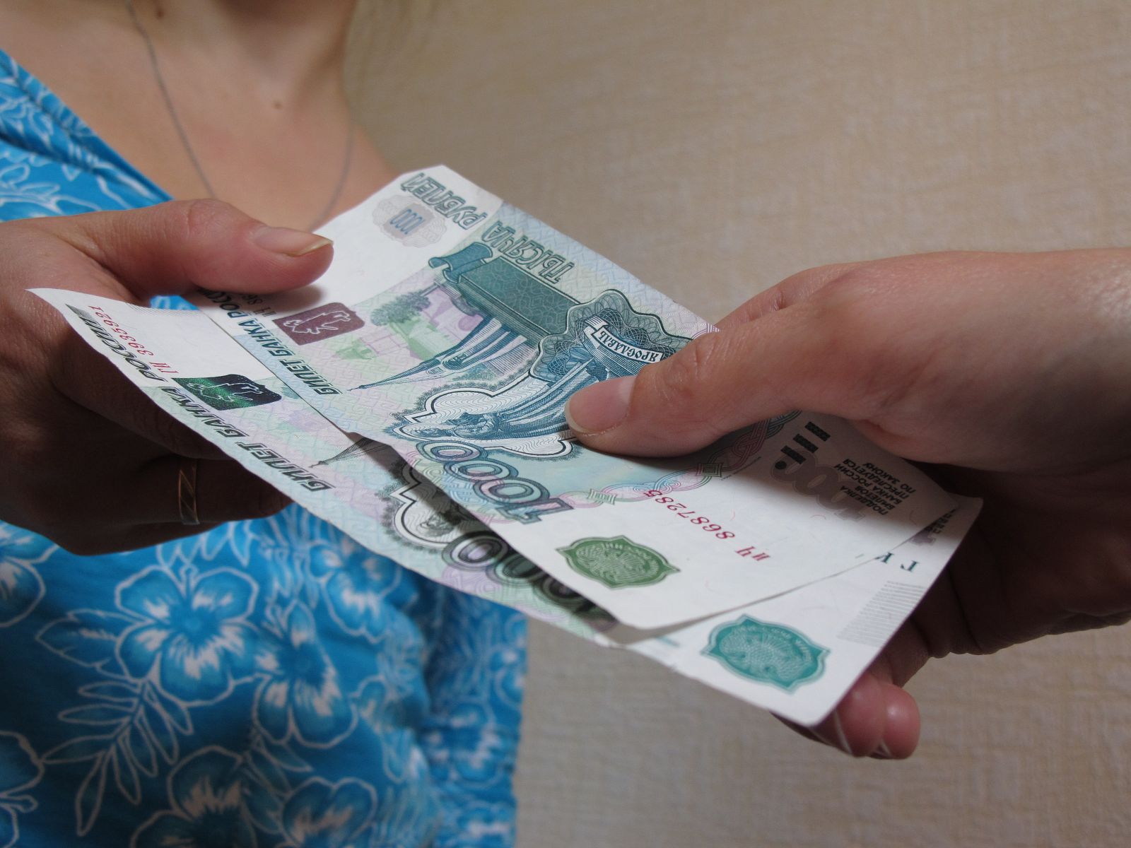 Жительнице Курска вернут деньги, которые она отдала мошенникам
