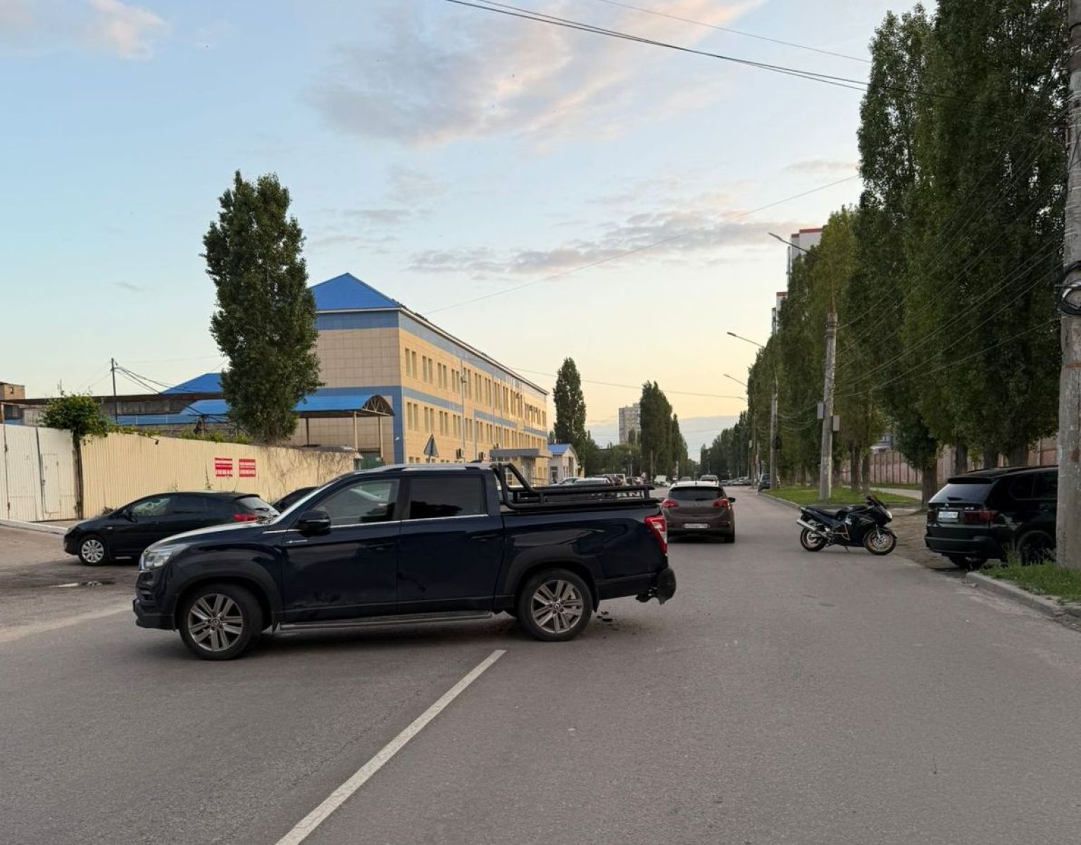 Иномарка задним ходом врезалась в мотоциклиста в Воронеже: есть раненый