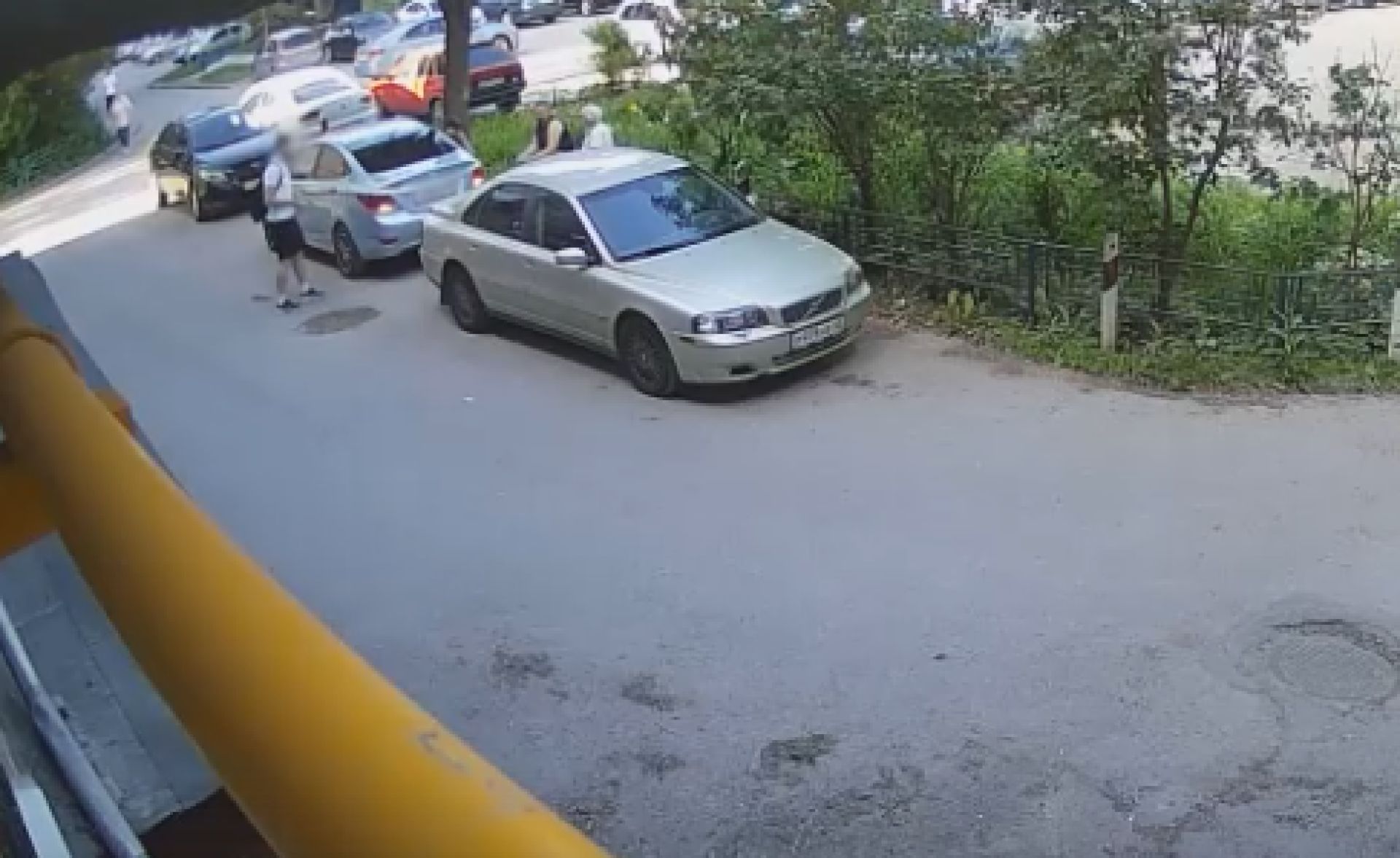 В Липецке парень избил ногами автомобиль бывшей тещи