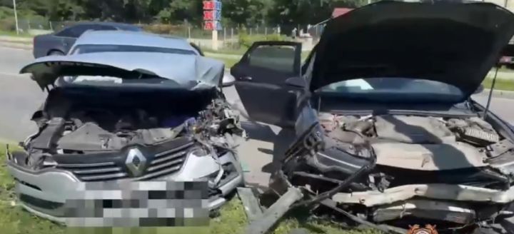 Две машины попали в жесткое ДТП в спальном районе Белгорода
