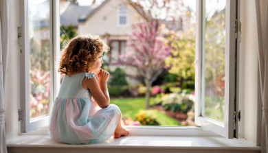 Выяснилось состояние малышки, выпавшей из окна под Воронежем