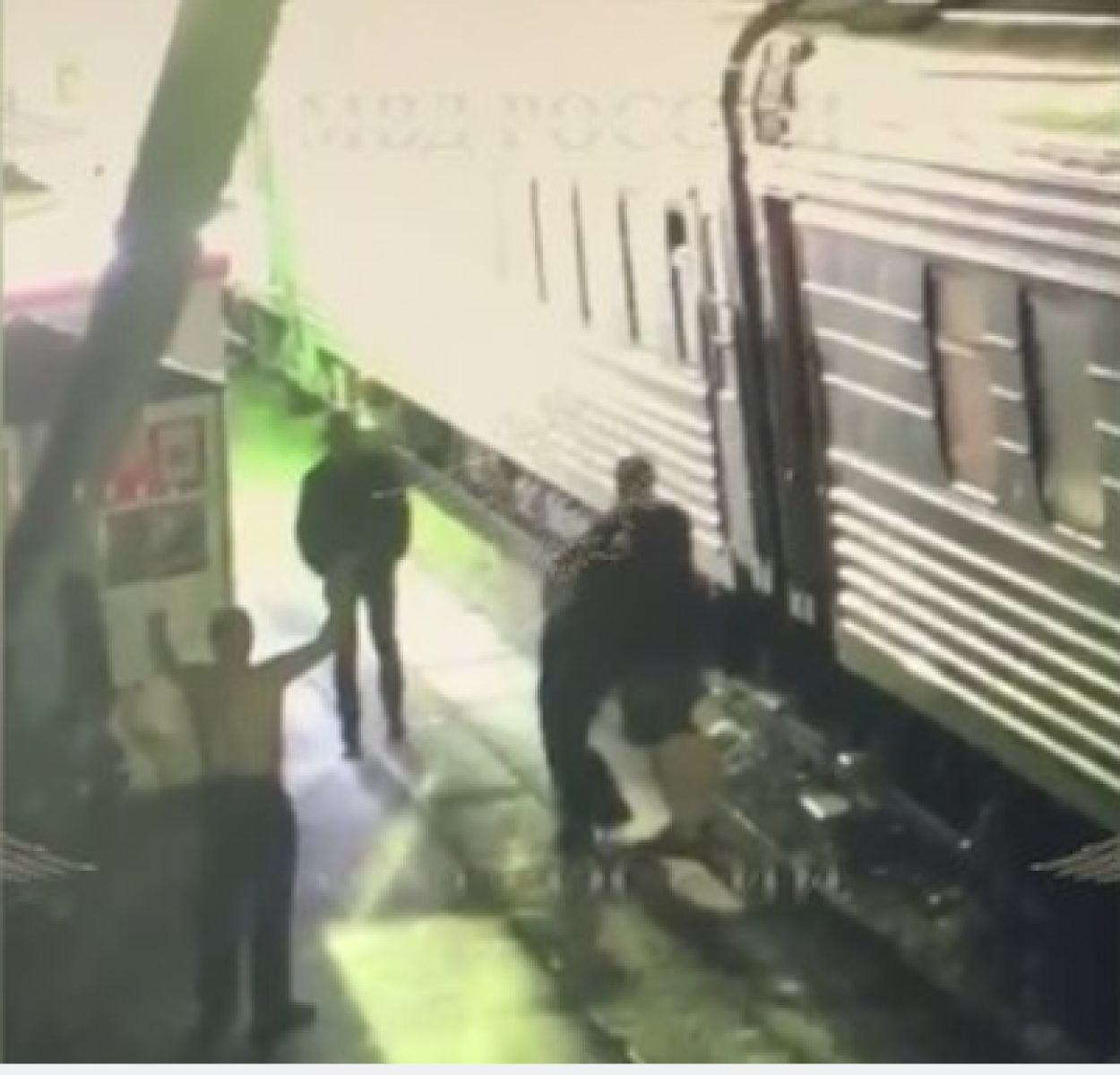 Появилось видео, как безумец с ножом взял в заложники женщину на воронежской станции
