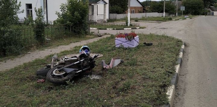 В Новой Таволжанке парень и девушка перевернулись на мотоцикле