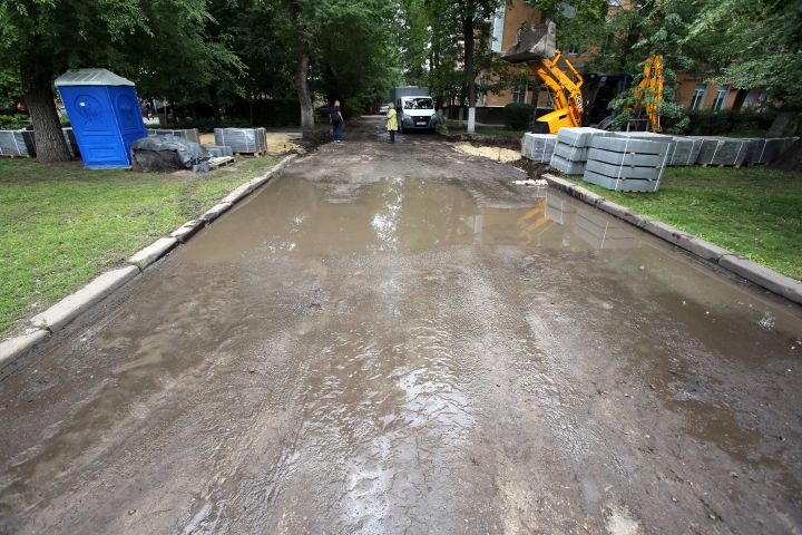 Власти почти восемь лет не могут отремонтировать асфальт у сквера с военным обелиском