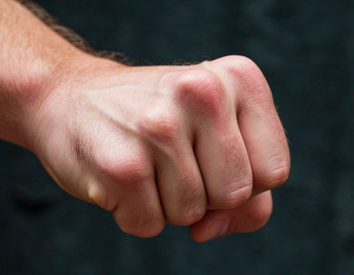 Мужчина сломал рёбра знакомому в Воронежской области