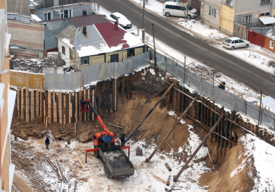 Строительство скандального ЖК, разрушающего дома частного сектора, приостановили