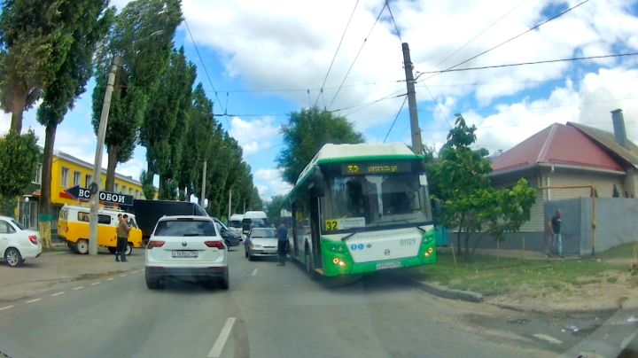 Об аварии с автобусом сообщили воронежцы