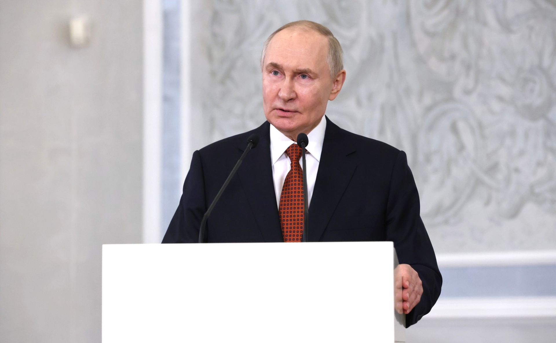 Президент России Владимир Путин отвечает на вопросы журналистов после заседания Высшего Евразийского экономического совета