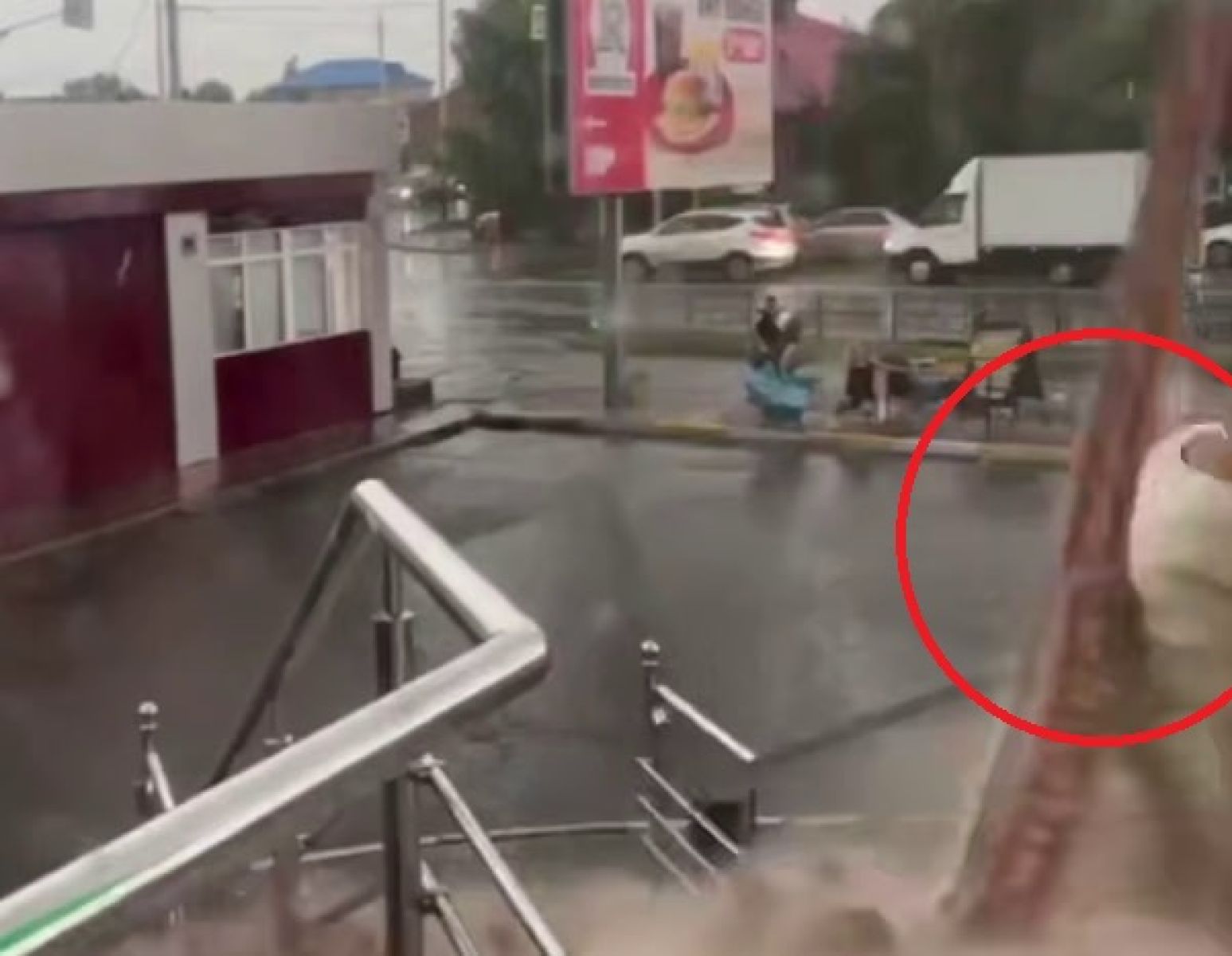 Балкон рухнул на&nbsp;женщину во&nbsp;время урагана (ВИДЕО)