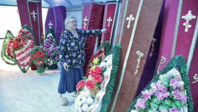 Воронежская похоронщица: «Гробы и венки мне поджигали семь раз»