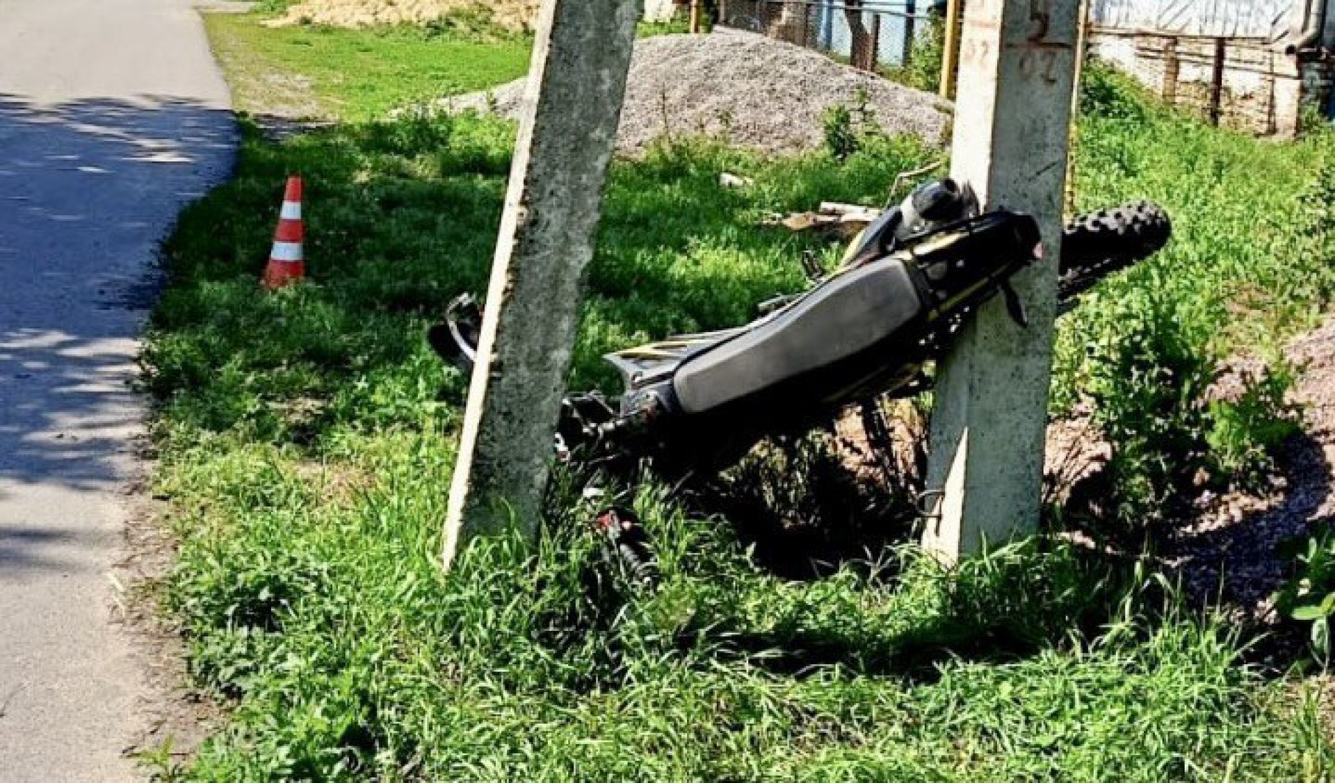 Мотоциклист съехал с дороги и врезался в опору ЛЭП в Воронежской области