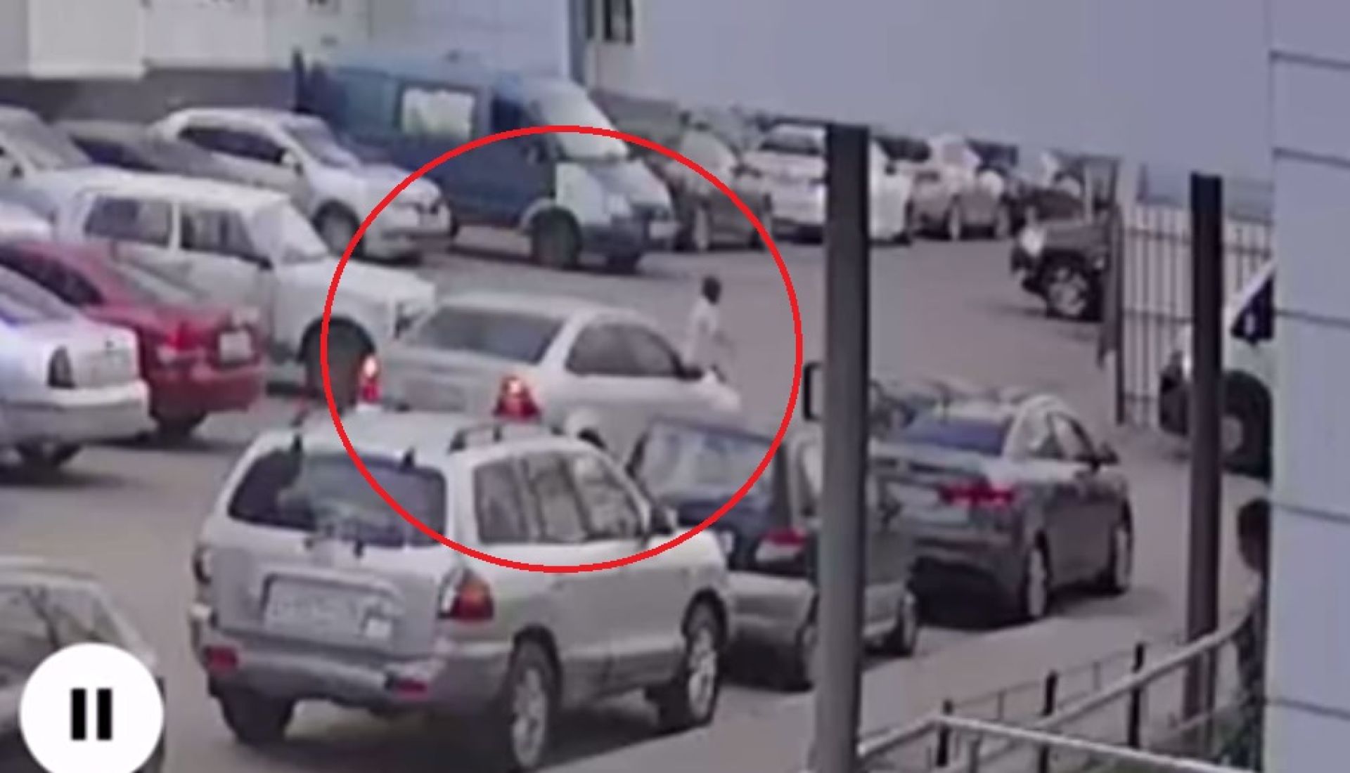 Юный самокатчик едва не&nbsp;попал под&nbsp;колёса автомобиля в&nbsp;Воронеже (ВИДЕО)