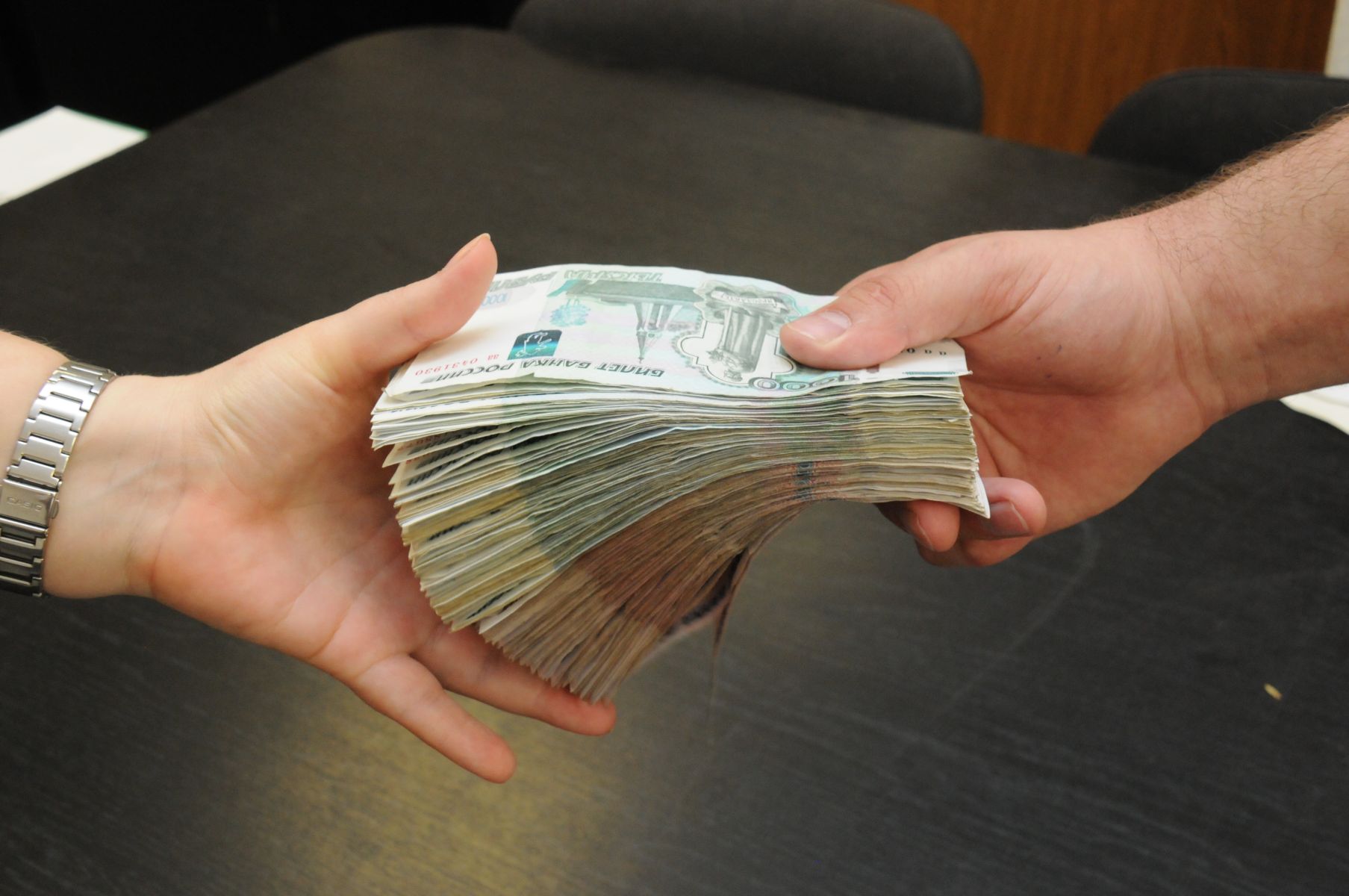 Аферисты обманули воронежского пенсионера на 10 млн рублей, обвинив в спонсировании террористов