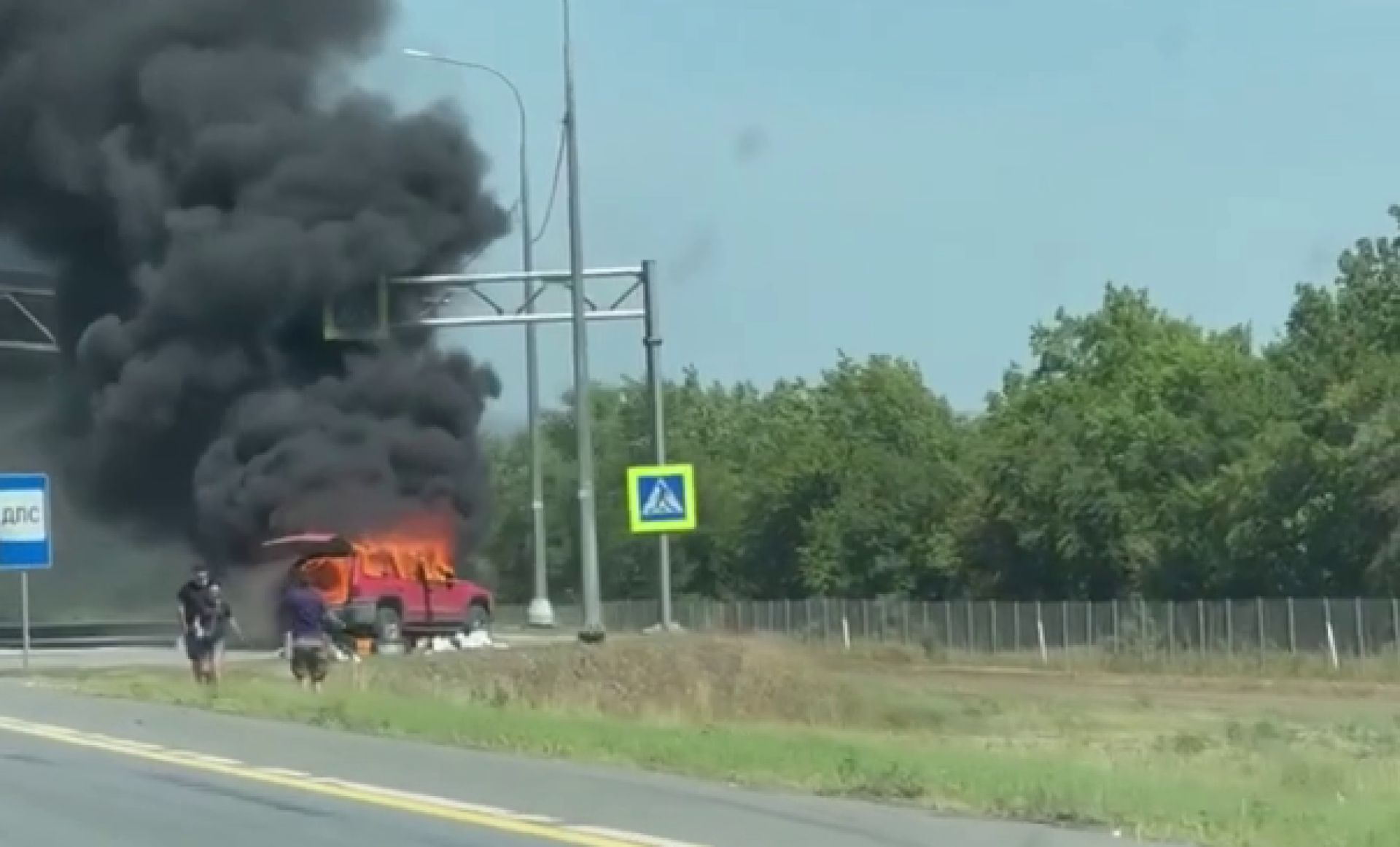 Объятая пламенем машина попала на видео в Воронежской области