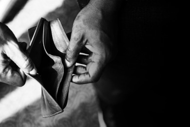 Рецидивист ограбил бабушку на остановке в Воронеже