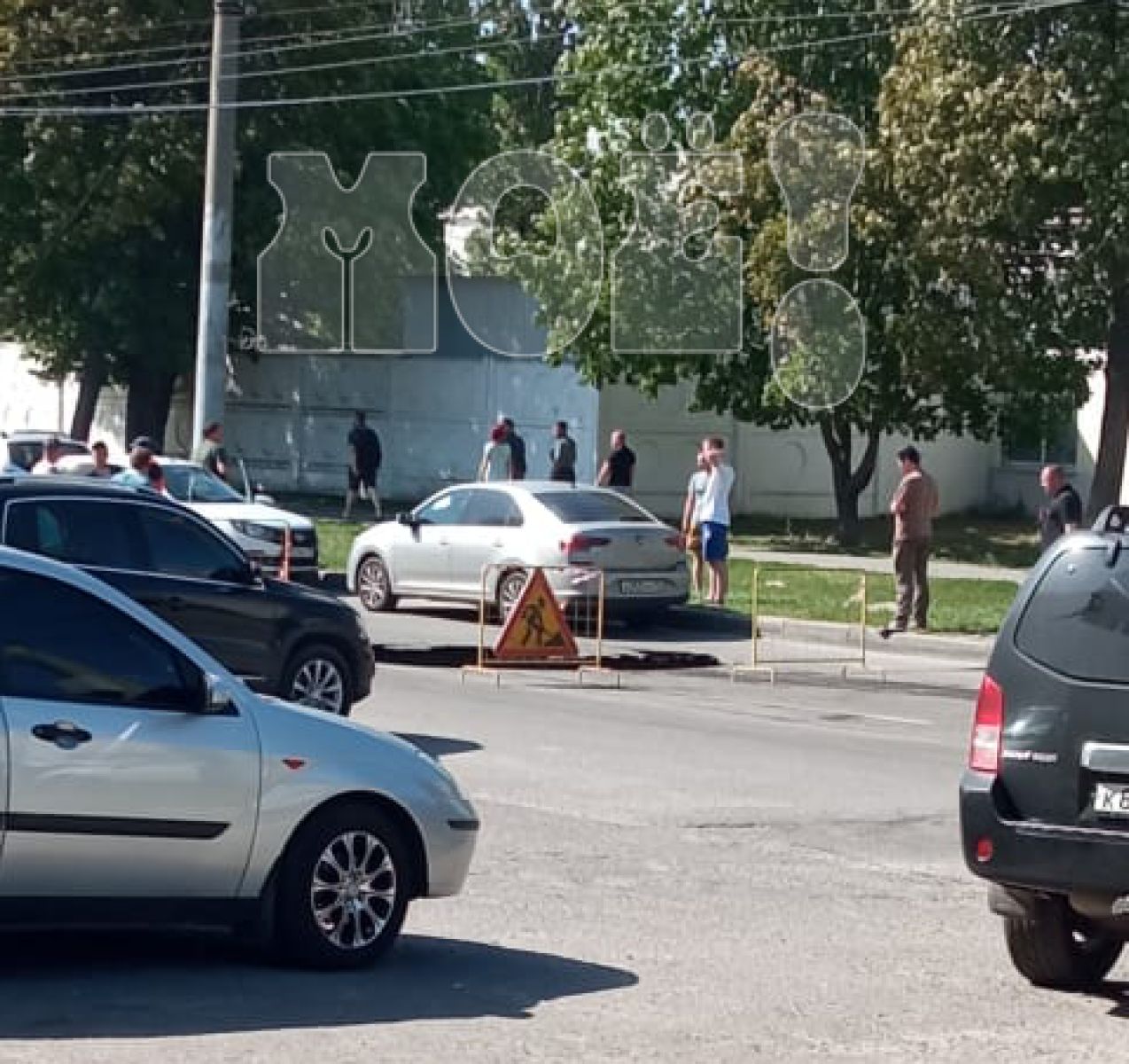 Машина в&nbsp;опасности. Огромная яма образовалась на&nbsp;проезжей части в Воронеже