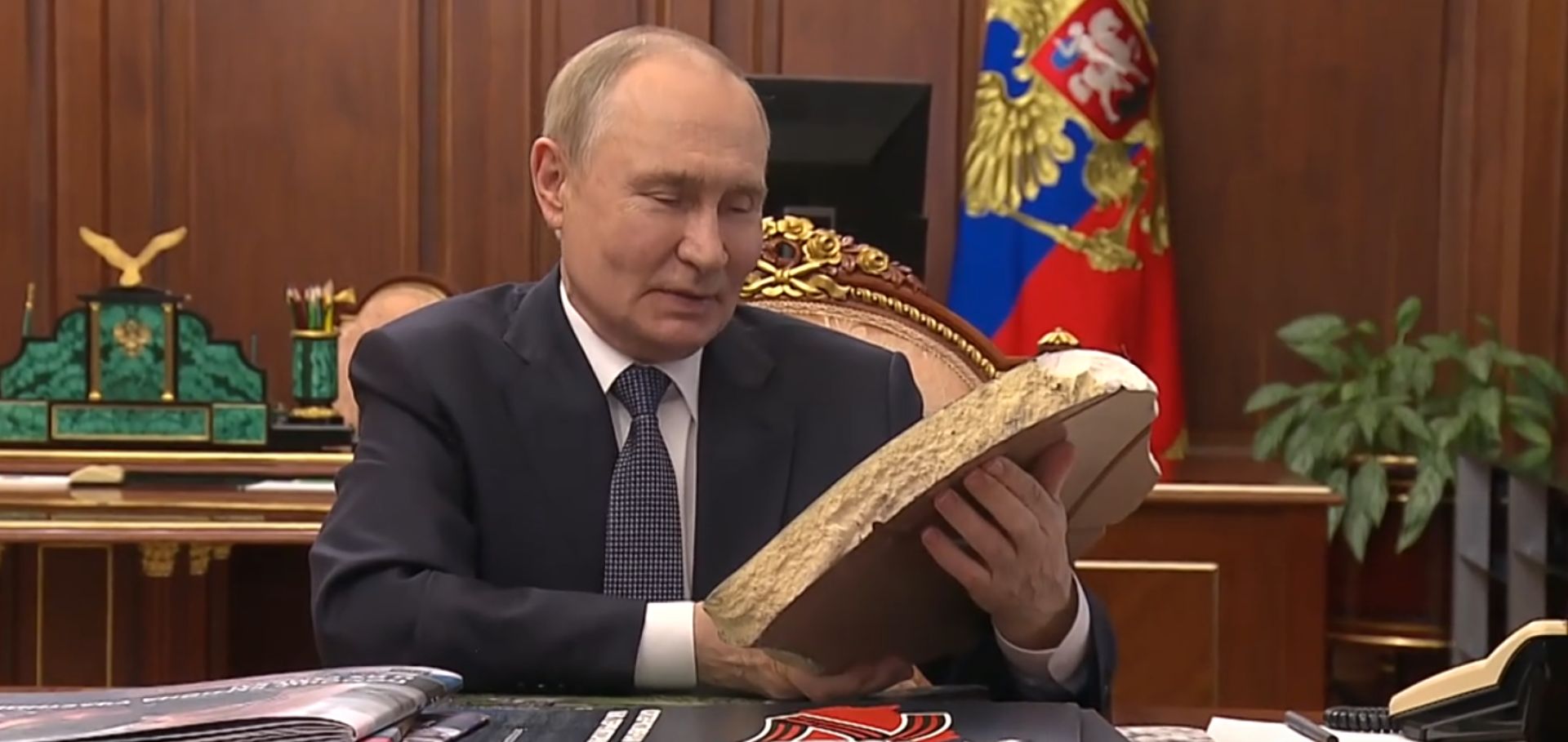 Картину на фрагменте системы ПВО подарил Путину Гладков