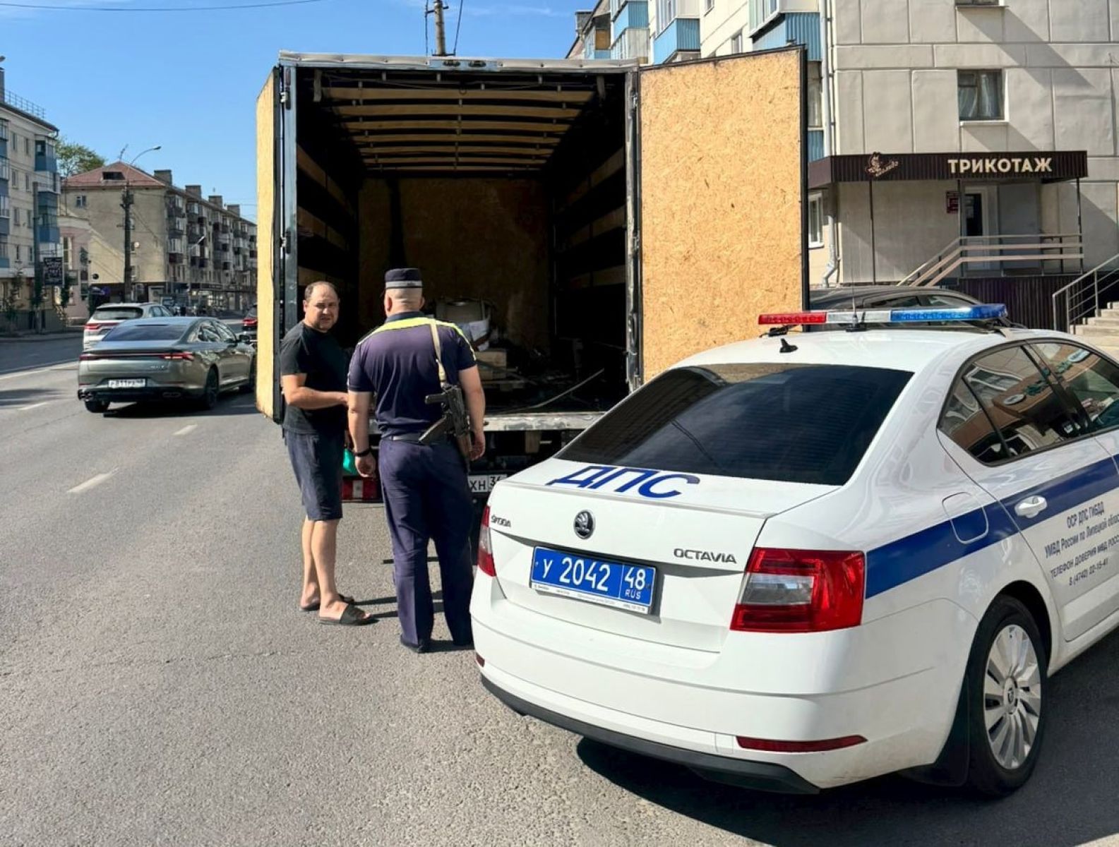 В Липецке сотрудники ДПС с автоматами досматривают грузовики на провоз беспилотников