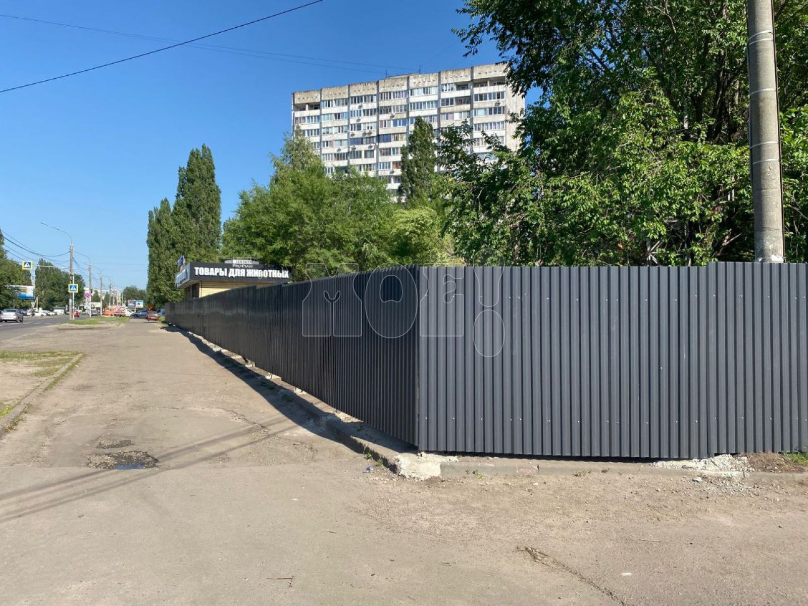Вокруг опасного участка воронежской улицы появился забор