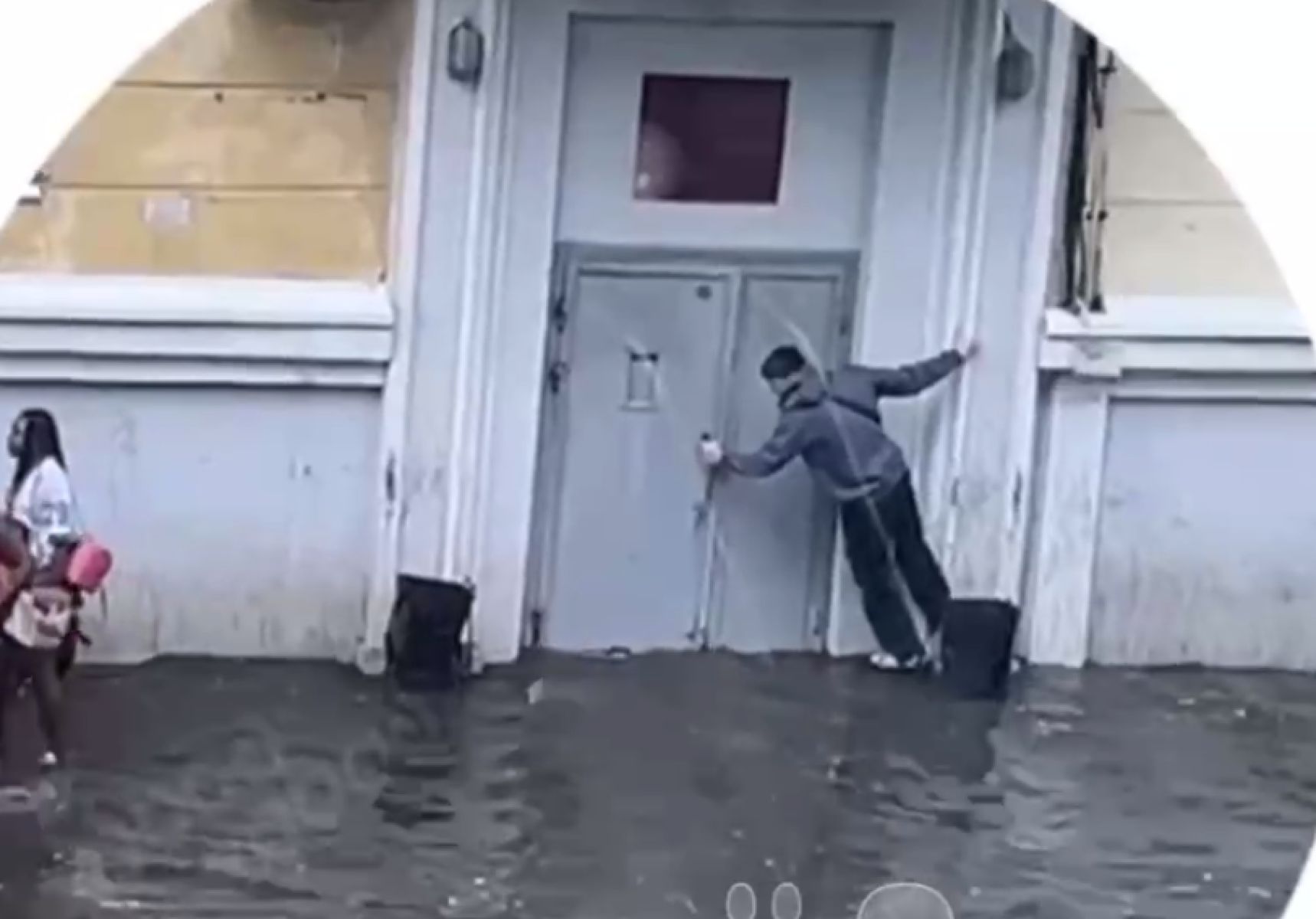 Борьбу воронежцев с непогодой показали на видео