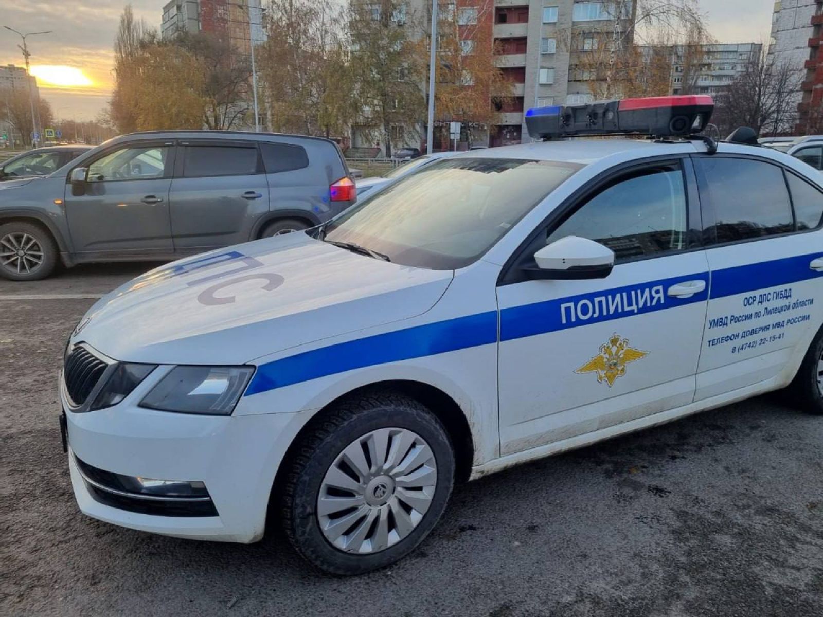 В Липецке парень на электросамокате врезался в машину