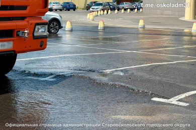 В Старом Осколе возле крупного торгового центра затопило парковку