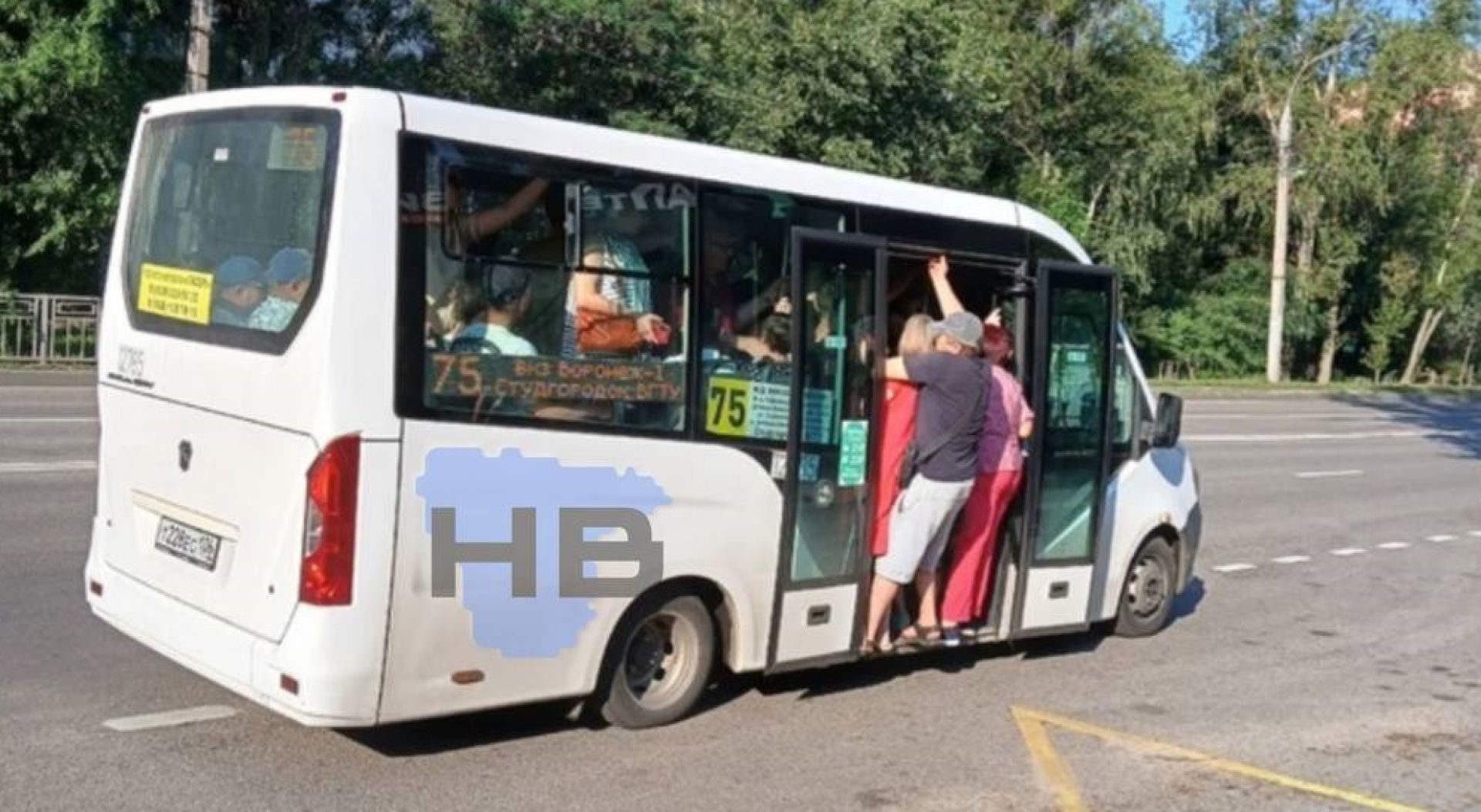 «И такое каждое утро». На забитую до отказа маршрутку пожаловались воронежцы