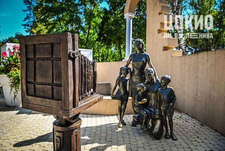 В Белгороде вернули скульптуру фотоаппарата в Центральный парк
