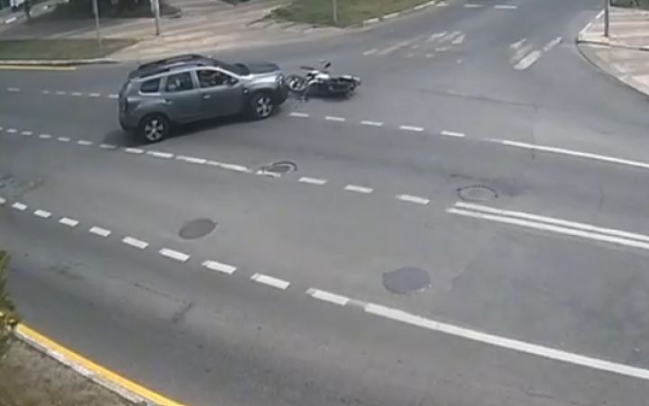 В центре Белгорода мотоциклистка попала под машину