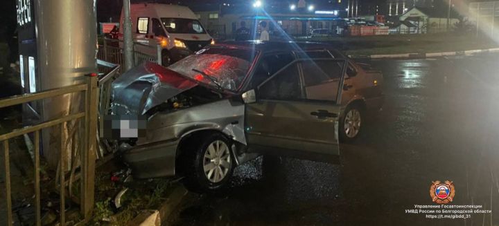 В Губкине компания молодежи врезалась в дорожный барьер