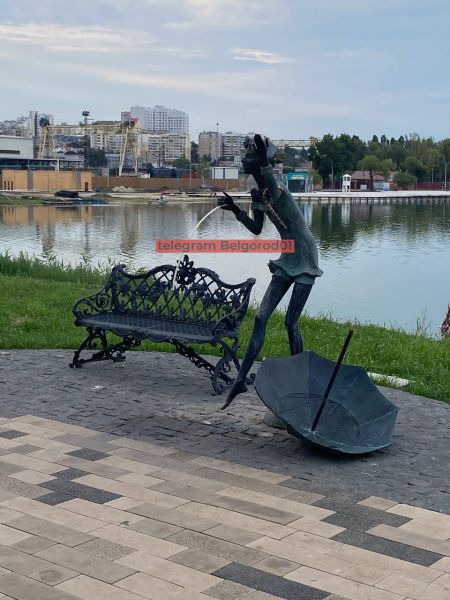 В Белгороде вандалы сломали скульптуру девочки с зонтиком после ремонта