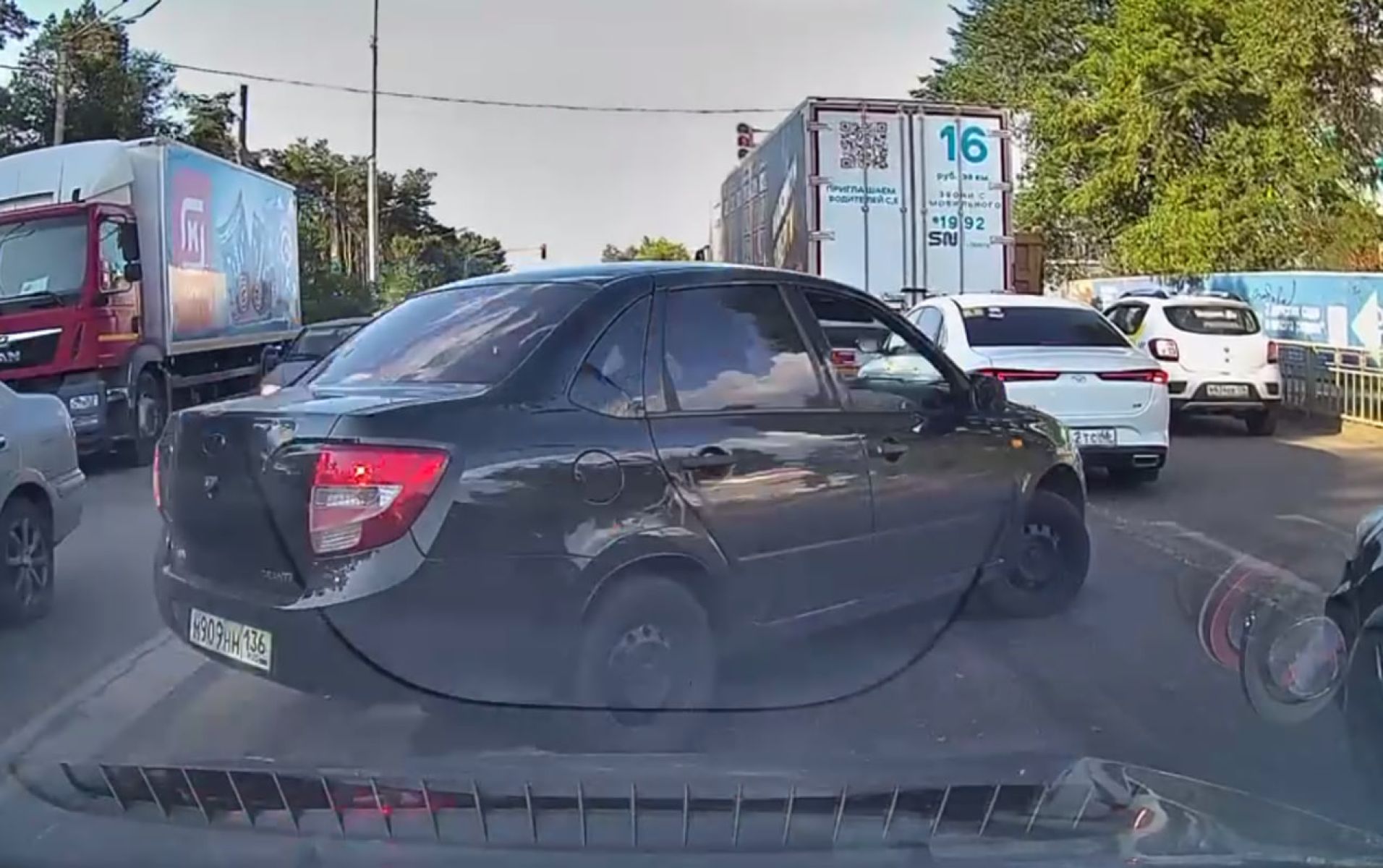 «Нарушил все правила». Дерзкий манёвр воронежского лихача попал на&nbsp;видео