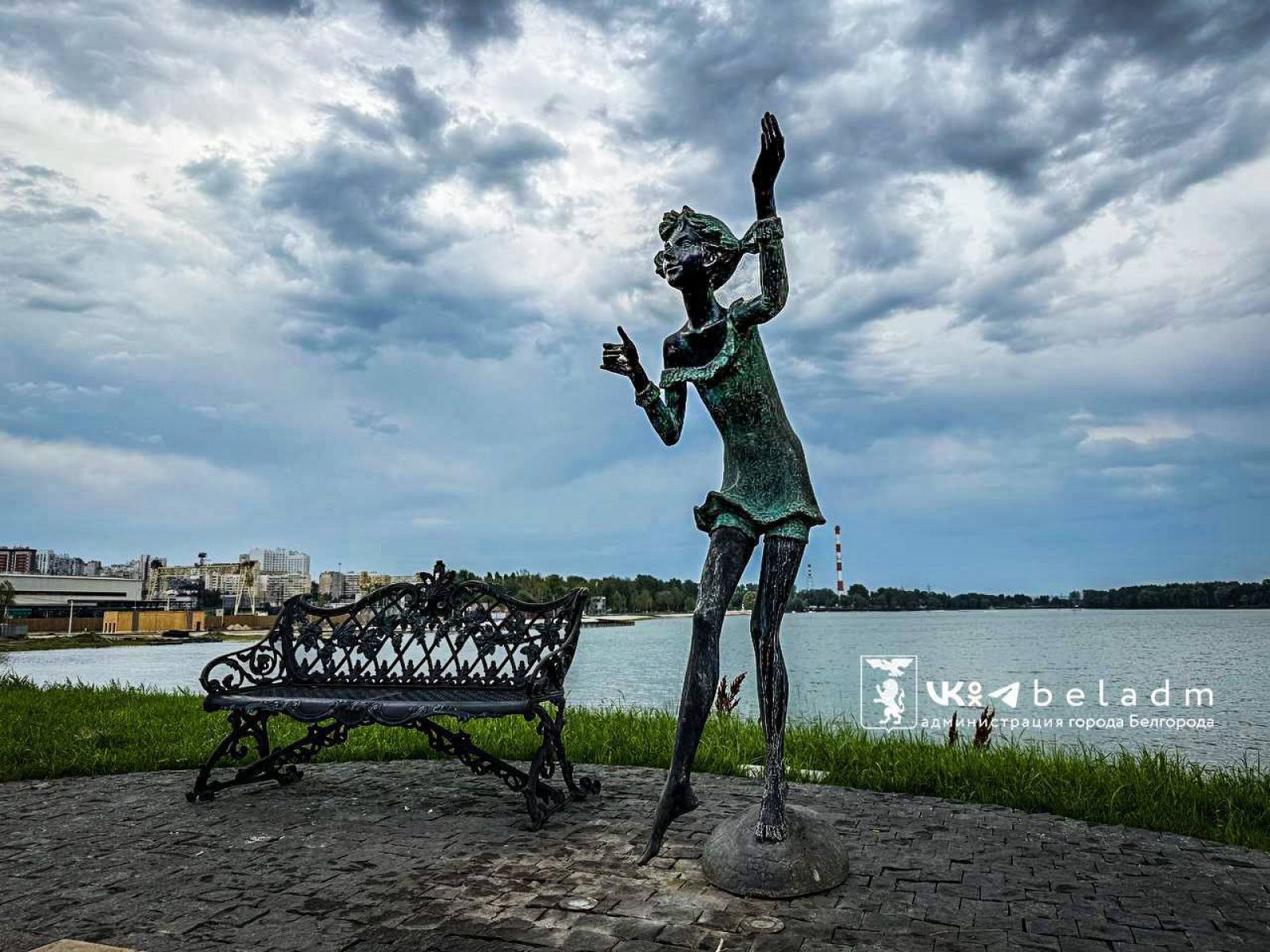 В Белгороде скульптуру девочки с зонтиком восстановят в течение недели