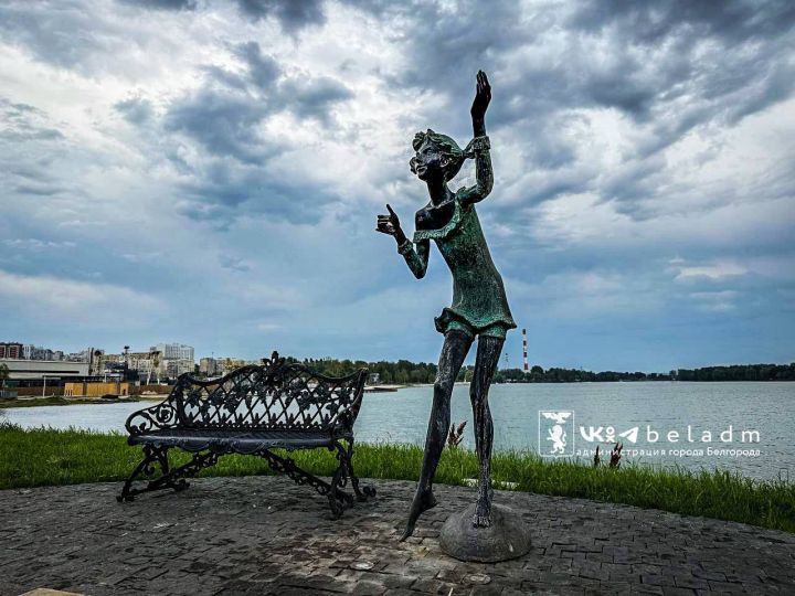 В Белгороде скульптуру девочки с зонтиком восстановят в течение недели