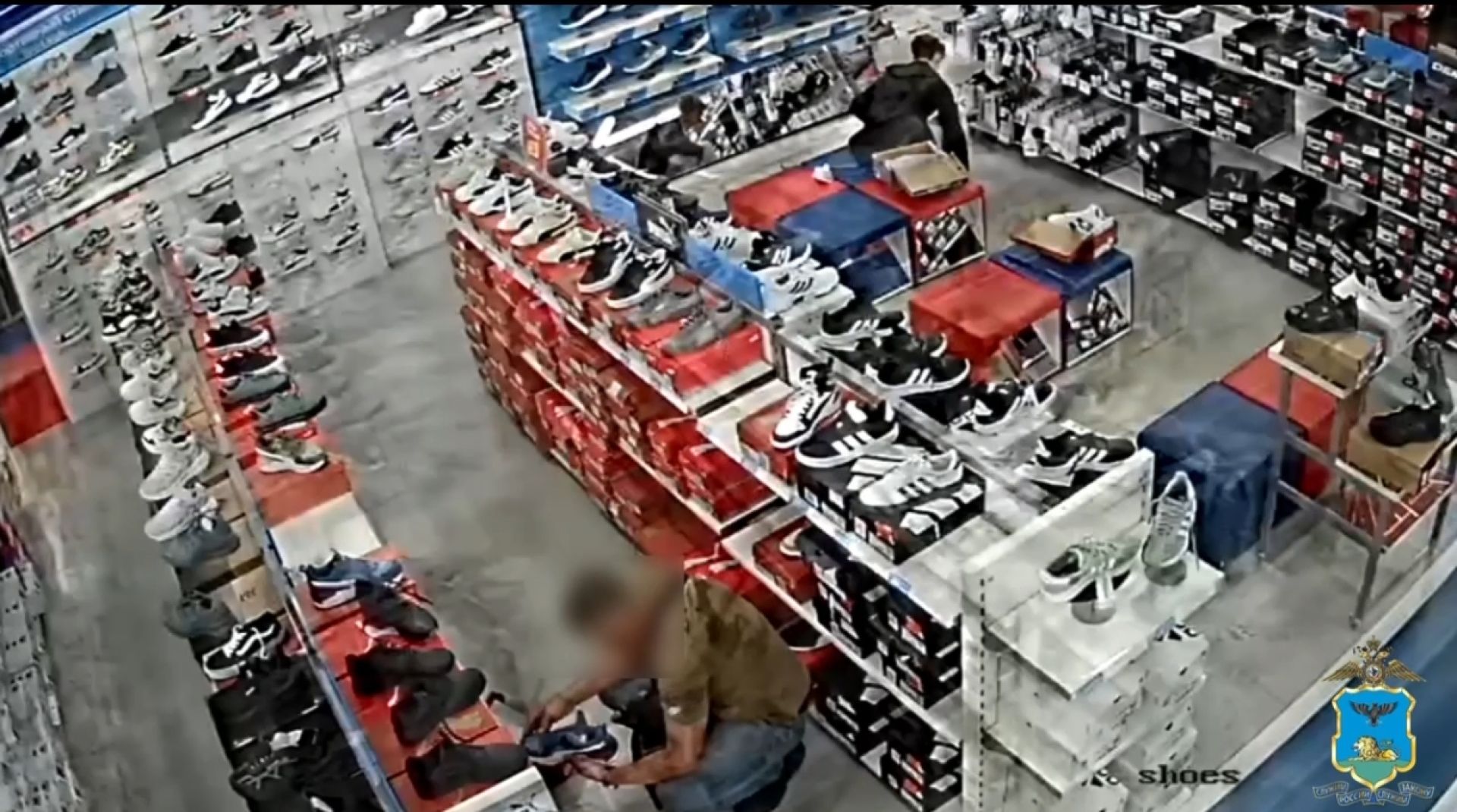 Белгородец ушел из торгового центра &nbsp;в брендовых кроссовках, не оплатив покупку