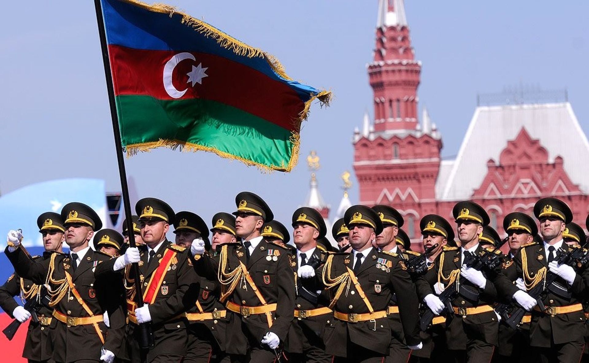 Военнослужащие Вооружённых сил Азербайджана на параде 9 мая 2010 года в Москве