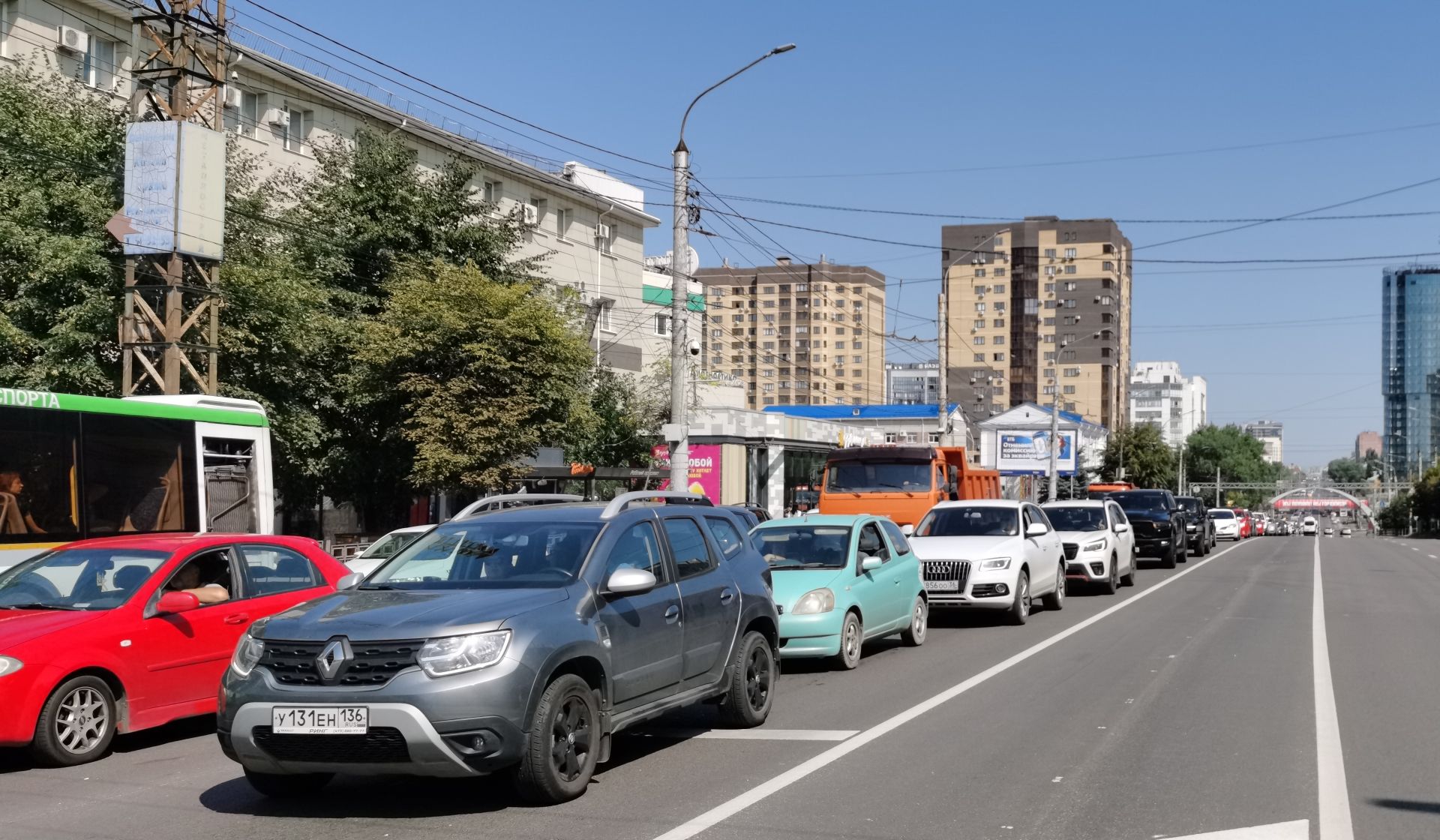 Жуткая пробка сковала Московский проспект в Воронеже